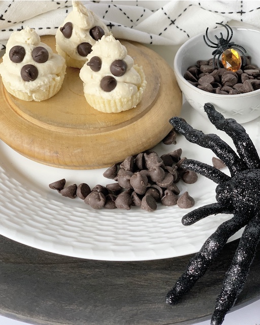 cheesecake ghosts with a large spider