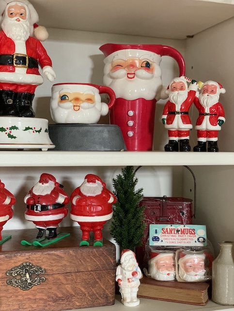 lots of santas on the shelf