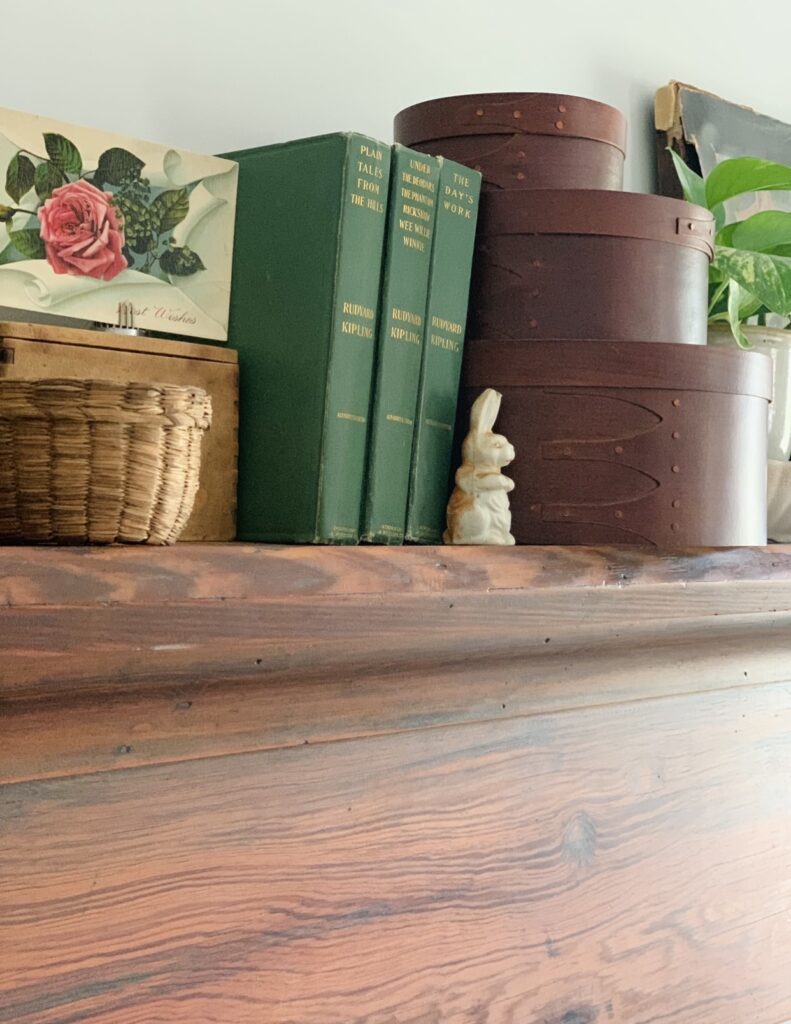 books here up close on the Do you love a good oil painting?  I found the cutest antique one the other day.  Come see how I styled it on my Vintage spring mantel.