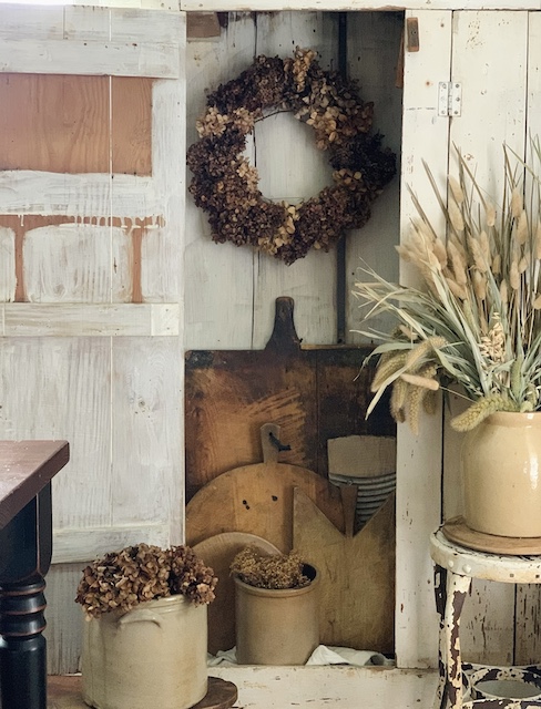 how to decorate with dried flowers a fall wreath