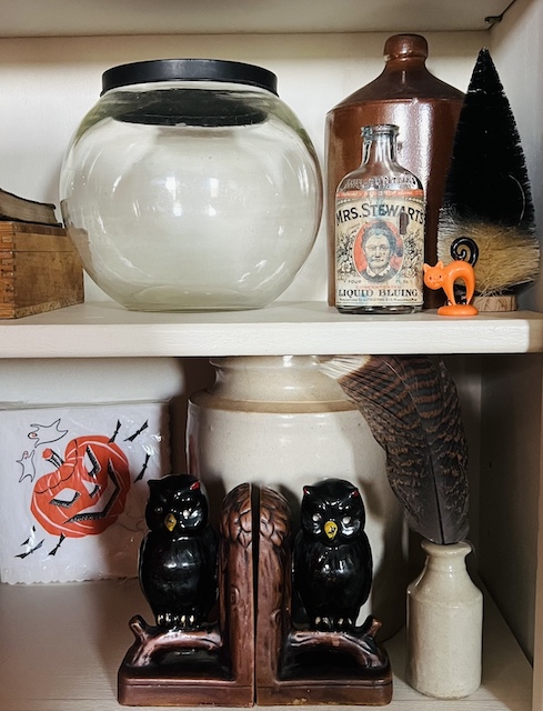 owl book ends on the Spooky Vintage Halloween Shelves - 
