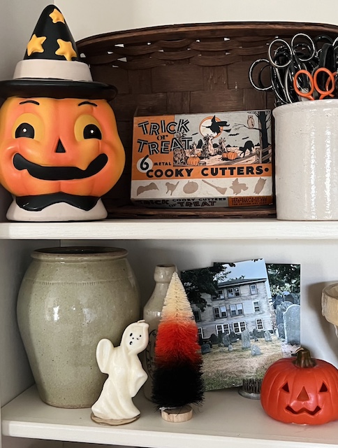 Spooky Vintage Halloween Bookcase Decor - Antique Shelf Decorations — Emily  Retro - Vintage and DIY Home Design