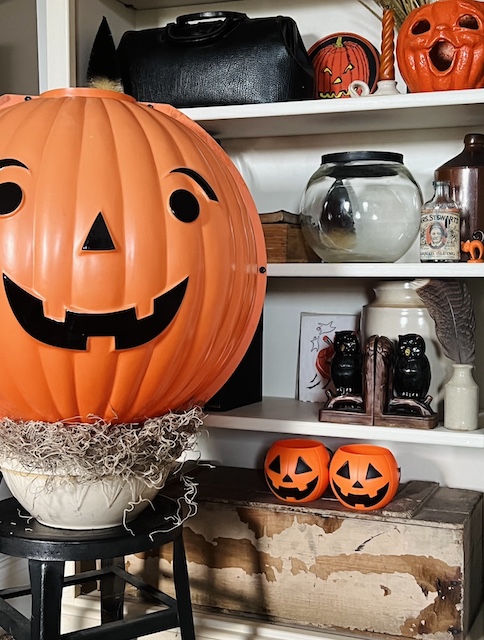 Spooky Vintage Halloween Bookcase Decor - Antique Shelf Decorations — Emily  Retro - Vintage and DIY Home Design